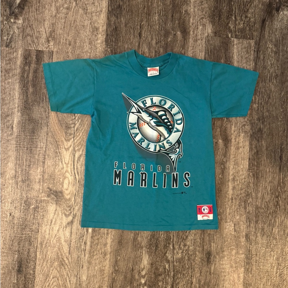 Vintage 90s Nutmeg Florida Marlins MLB tee with a large graphic 
Youth Large